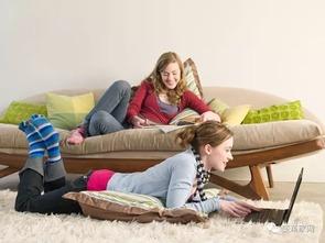 成人坐在地面看书好吗视频,成人健康阅读新选择